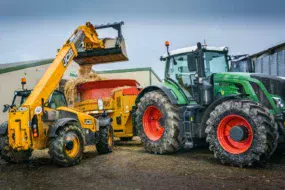 Il faut un tracteur d’une puissance minimum de 300 chevaux pour entraîner le broyeur.