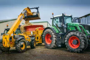 Il faut un tracteur d’une puissance minimum de 300 chevaux pour entraîner le broyeur.