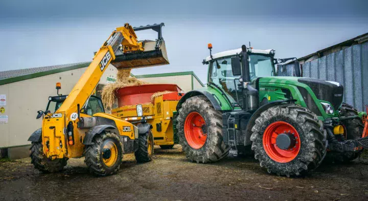 Il faut un tracteur d’une puissance minimum de 300 chevaux pour entraîner le broyeur.