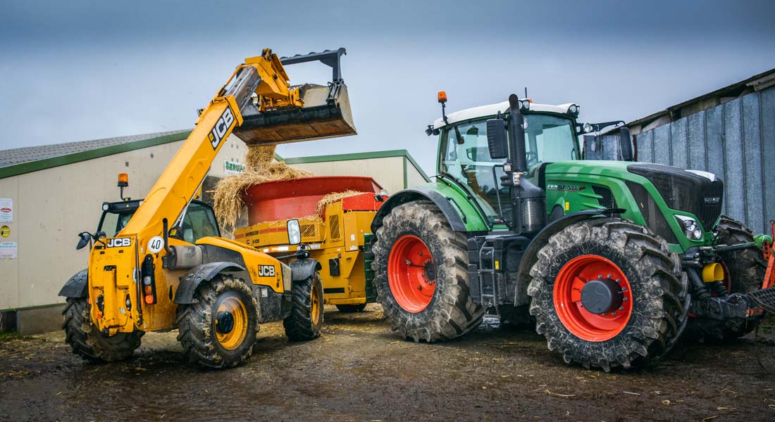 Il faut un tracteur d’une puissance minimum de 300 chevaux pour entraîner le broyeur. - Illustration Une paille finement broyée en bout de poulailler