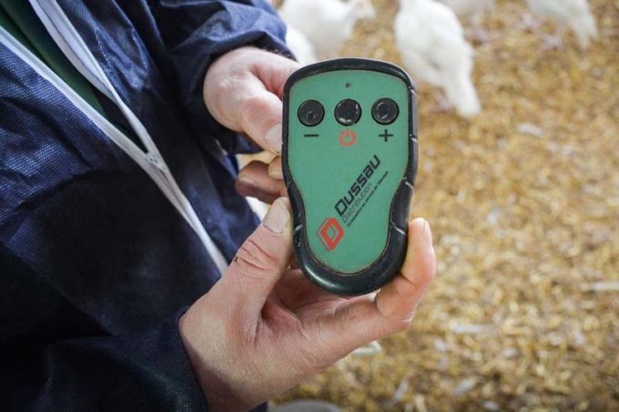 La télécommande sert à mettre en marche et éteindre la pailleuse. Il est aussi possible de faire varier le débit de paille projetée.