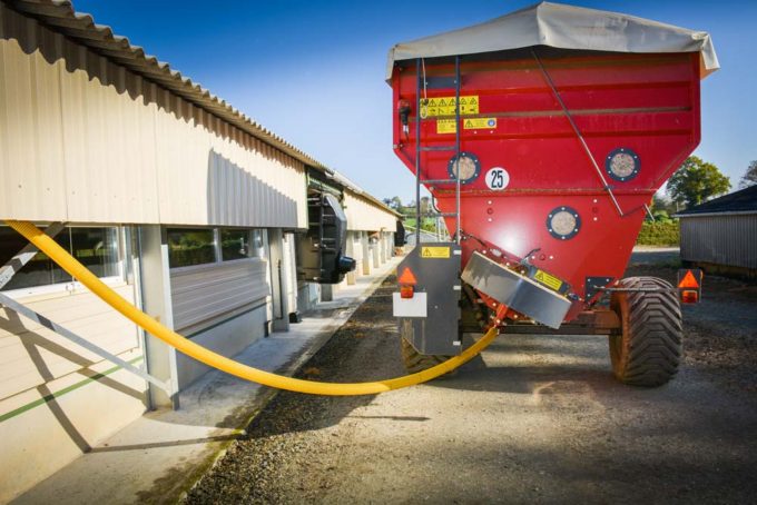 La pailleuse reste à l’extérieur du poulailler, un gros atout à l’heure du renforcement de la biosécurité des élevages.