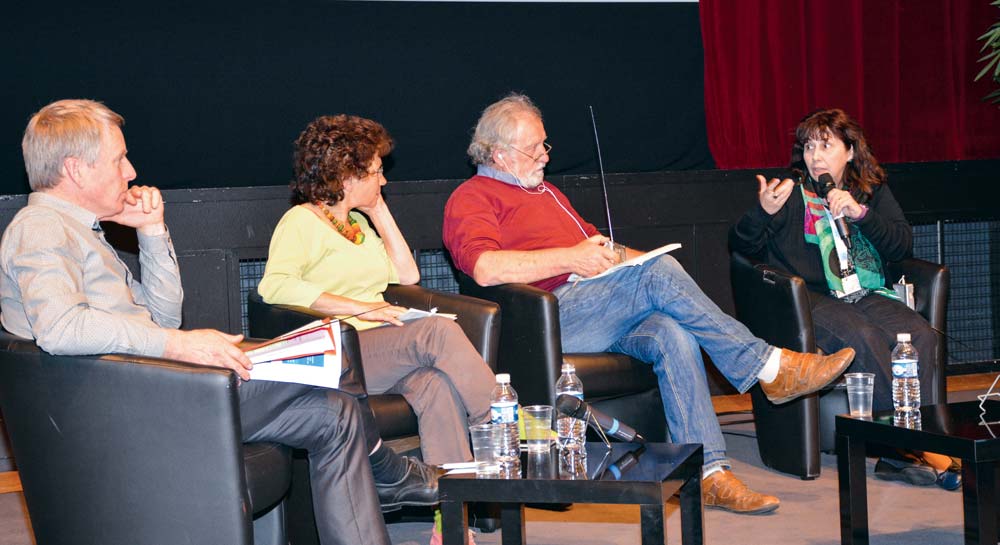 De gauche à droite : Laurent Kerlir, Chambre d'agriculture, Christine Riba, Confédération paysanne, René Louail, Collectif Résistance aux OGM, et Graciela Gasperi, Argentine (Absente sur la photo : Jacqueline Pivato, Brésilienne) ont débattu des problèmes du soja OGM vendredi dernier à Lorient. - Illustration Les graines de soja étrillées à Lorient