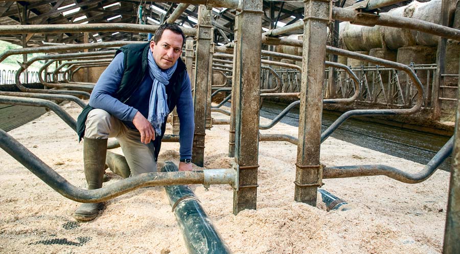 Sébastien Guicheau présente l’arrêtoir en PVC pression dans certaines logettes à Trévarez. - Illustration Le bon réglage de logette reste déterminant