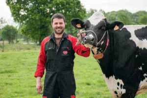 Samuel Morin et Ibiza s’apprêtent à fouler le rng du concours régional Prim’Holstein ce samedi au salon des Terralies à Saint-Brieuc.