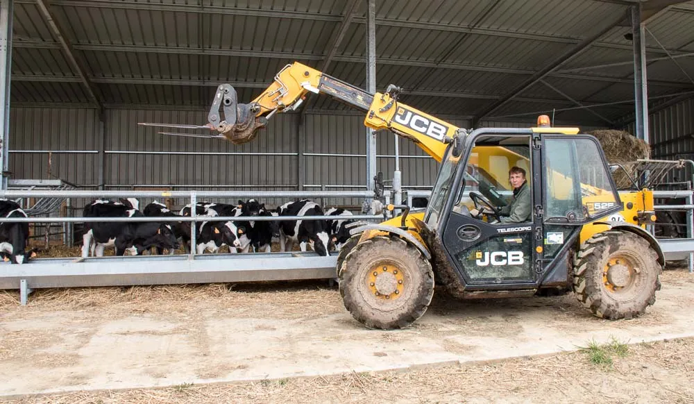td_telesco_jcb-3 - Illustration À l&rsquo;EARL de la Valiée, petit télescopique rend grands services