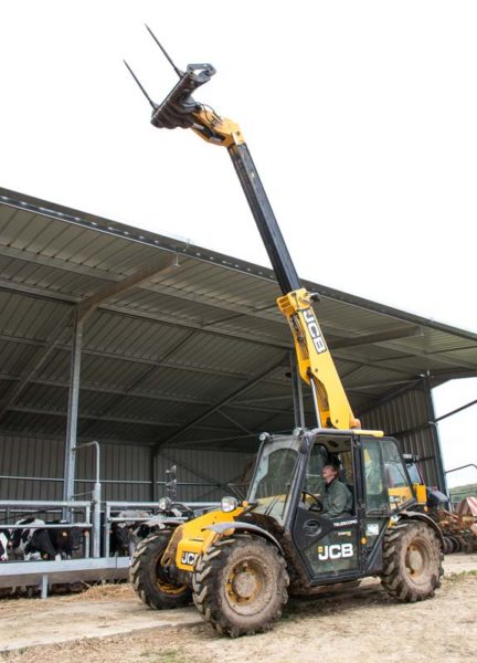 Grâce à la flèche qui se déploie à 7 m de hauteur, dans le hangar à fourrages, il est désormais possible de monter des piles non plus de 4 mais de 5 round ballers en faveur d’une économie de surface de stockage. 