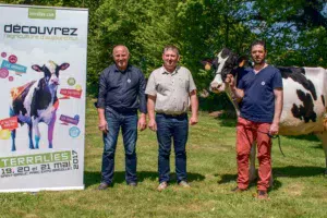 Jean-Claude Chasseboeuf (Terralies), Florent Robert (Armor Prim’Holstein) et Gaëtan Palaric (SDA) attendent un public nombreux sur le salon agricole des Côtes d’Armor.