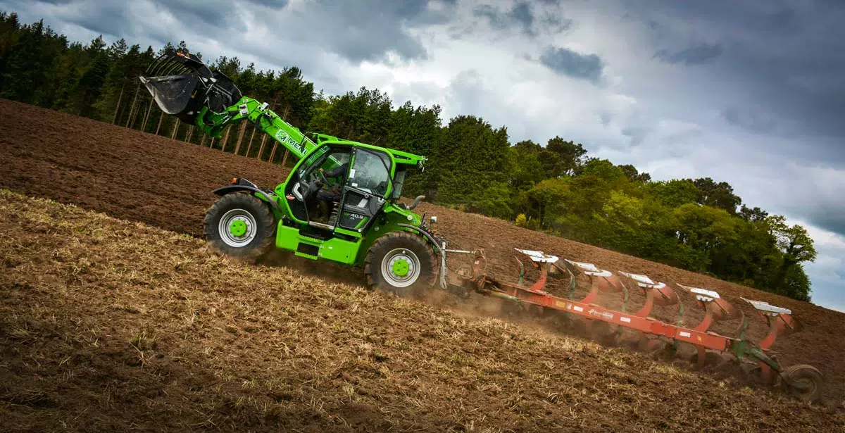 telesco-merlo-multifarmer-40-9-charrue - Illustration Un télescopique puissant à l’aise sur l’élevage et au champ