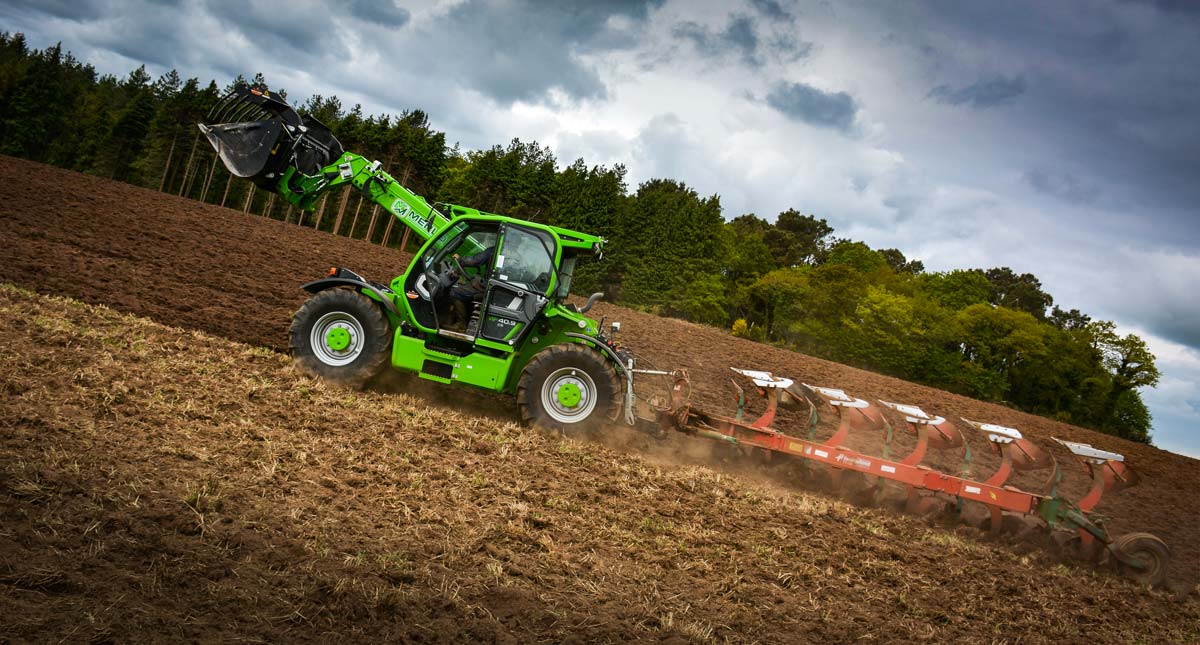 telesco-merlo-multifarmer-40-9-charrue - Illustration Un télescopique puissant à l’aise sur l’élevage et au champ