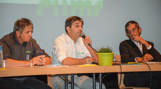 De gauche à droite : Jean-Michel Roger, président de la FDCuma, Jean-Luc Boursier, président FRCuma et Jean Ollivro, géographe, lors de l'AG des Cuma du Morbihan, à Locminé, mardi dernier.