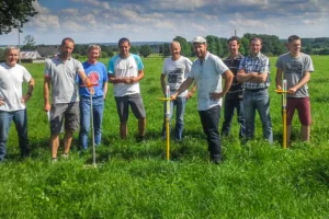 Échanges autour de la mesure de la pousse de l’herbe, lors de la visite des prairies d’Ollivier Pian, éleveur à Yvignac-la-Tour, le 1er juin.