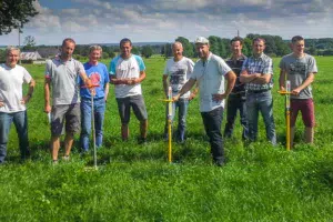 Échanges autour de la mesure de la pousse de l’herbe, lors de la visite des prairies d’Ollivier Pian, éleveur à Yvignac-la-Tour, le 1er juin.