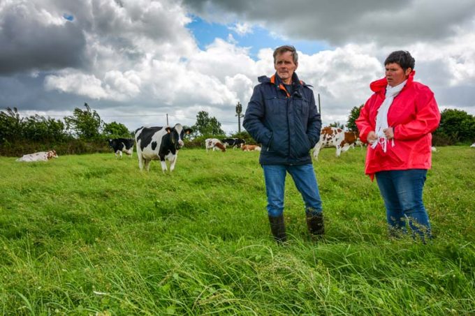 Drikus Van Herwijnen, à côté d’Émily Rohou, conseillère élevage BCEL Ouest sur le secteur de Morlaix (29). 