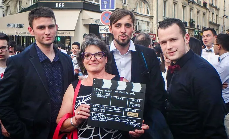 Groupe-avec-clap - Illustration Clap d&rsquo;Or pour les Licence Pro Agrimanager, sur fond de tapis rouge…