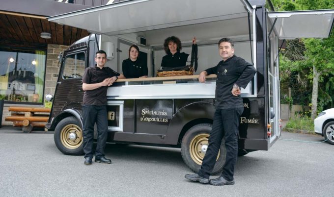 Thomas, Mylène, Françoise et Benoît Rivalan devant le Citroën HY leur servant à vendre et faire la promotion de l’andouille lors d’événements à travers la Bretagne.