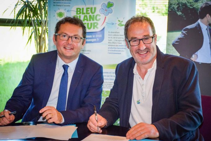 Philippe Rouxel, directeur général du Crédit Mutuel de Bretagne, et Jean-Pierre Pasquet, co-président de Bleu-Blanc-Cœur, ont signé une convention de partenariat. L'établissement coopératif et mutualiste va octroyer à l'association une somme qui servira à rétribuer les éleveurs bretons engagés dans le programme Eco-Méthane visant à réduire les émissions de gaz à effet de serre.