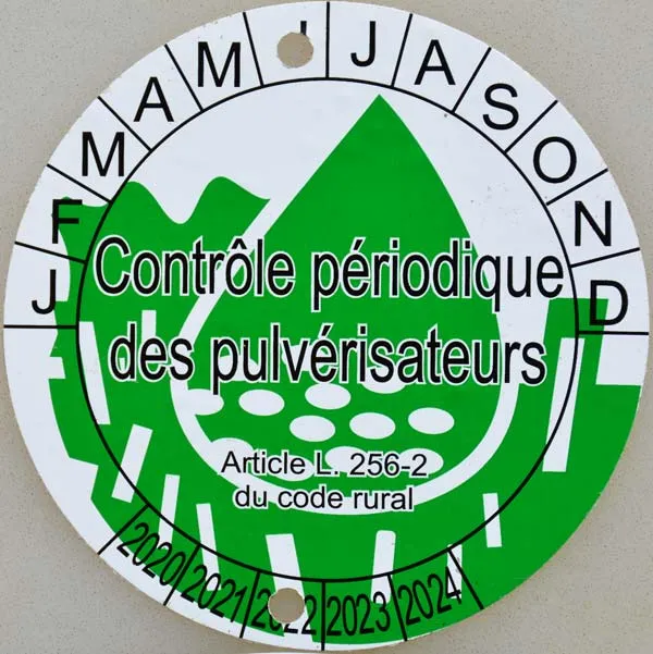 La pastille verte réglementaire apposée sur l’équipement mentionne le mois et l’année du dernier contrôle. Mais en cas de contrôle par l’Administration, c’est le rapport du contrôle qui est demandé.