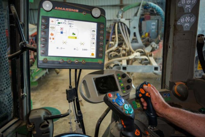 Le boîtier de contrôle tactile et en couleurs est assez intuitif selons les agriculteurs. Ils utilisent le joystick pour le dépliage et repliage de la rampe ainsi que pour démarrer et arrêter la pulvérisation.