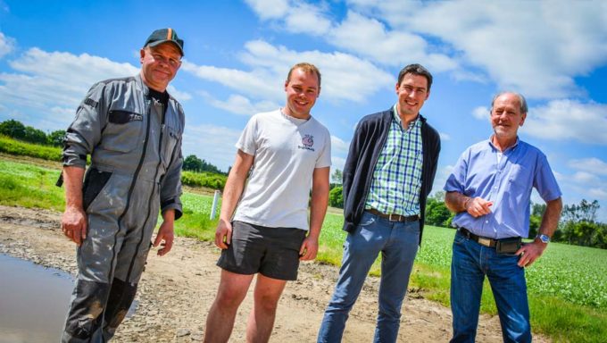 Éric et Johann Le Berre, agriculteurs ; Jérôme Le Meur, responsable commercial Bretagne chez Amazone ; Roger Hémery, concessionnaire SDMA.