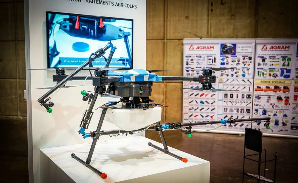 L’aéronef repliable de DroneVolt, commercialisé par Agram. L’Hercules 20 et ses 3 m d’envergure peuvent transporter 12 litres de liquide et traiter une surface proche de 2 ha en 10 min. - Illustration L’épandage par drones pourra être expérimenté