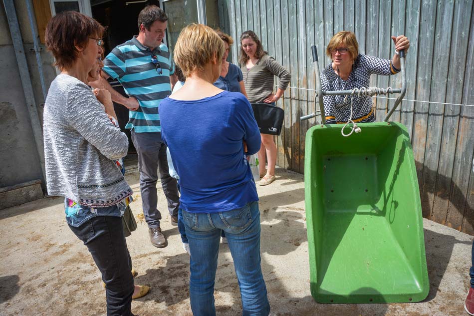 Le chariot de transport pour les veaux aide Marie-Françoise Le Bloas pour déplacer les animaux. - Illustration Les femmes savent aussi conduire le tracteur