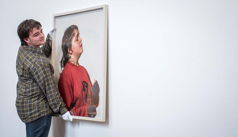 Axel Daniel, photographié par Anne Golaz en 2014, découvre son portrait qui sera exposé à Guingamp. - Illustration Portraits muets de gens qui chantent