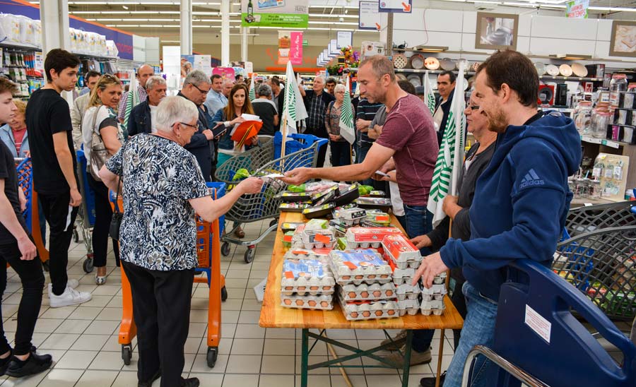 manif-carhaix-oeuf-lapin-1 - Illustration Manifestation des producteurs de lapins et d’œufs