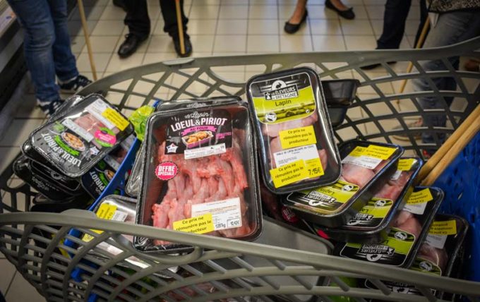 Les producteurs de lapins ont stickés les barquettes pour dénoncer les prix trop bas qui ne permettent pas de rémunérer les éleveurs.