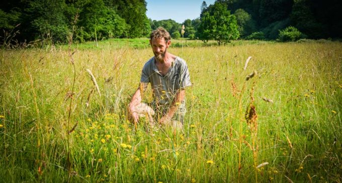 Hervé Cillard, sur la prairie fleurie primée de Botsorhel.