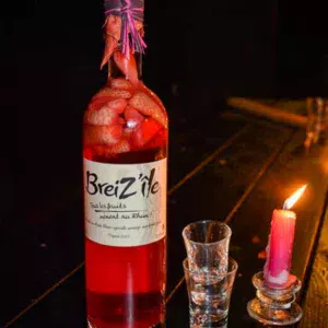 La fraise de Plougastel- Daoulas se marie très bien à l’alcool des Antilles, en lui offrant sa belle couleur rouge.