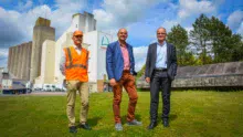 Thierry Le Sausse directeur industriel ; Hugues Mongé, directeur de Sanders Bretagne et Bernard Mahé, directeur général nutrition animale du groupe avril devant l’usine d’aliment de Saint-Gérand (56)