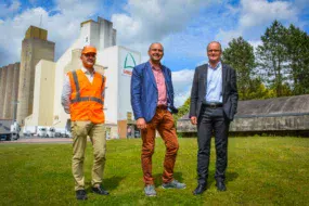 Thierry Le Sausse directeur industriel ; Hugues Mongé, directeur de Sanders Bretagne et Bernard Mahé, directeur général nutrition animale du groupe avril devant l’usine d’aliment de Saint-Gérand (56)