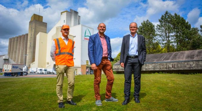 Thierry Le Sausse directeur industriel ; Hugues Mongé, directeur de Sanders Bretagne et Bernard Mahé, directeur général nutrition animale du groupe avril devant l’usine d’aliment de Saint-Gérand (56)