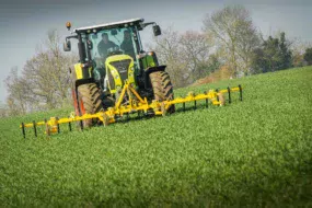 Désherber mécaniquement jusqu’à 40 ha/jour : la bineuse TerraBlade de 6,00 m de largeur a été conçue pour être poussée à une vitesse de 6 km/h environ en guidage manuel.