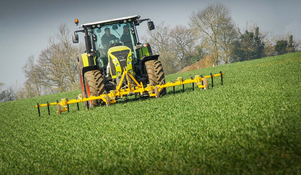 Désherber mécaniquement jusqu’à 40 ha/jour : la bineuse TerraBlade de 6,00 m de largeur a été conçue pour être poussée à une vitesse de 6 km/h environ en guidage manuel. - Illustration La bineuse Claydon TerraBlade vise un désherbage en post levée