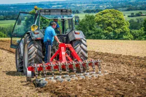 La charrue déchaumeuse permet un effet de retournement rapide de la terre. Les matières organiques de surface restent sur une profondeur de 10 – 12 cm.