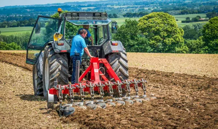 La charrue déchaumeuse permet un effet de retournement rapide de la terre. Les matières organiques de surface restent sur une profondeur de 10 – 12 cm.