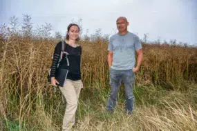 Maude Retailleau, animatrice technique au Civam 56 et Jean-Yves Peres, agriculteur, devant une parcelle de colza en cultures associées.