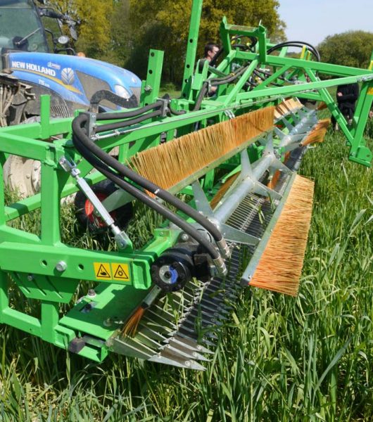 La Cuma bio réfléchit actuellement à l’achat d’un Combcut qui peigne la culture et coupe les mauvaises herbes sous la cime de la culture. Les lames coupent ou blessent l’adventice, plus rigide, et épargne la culture, plus souple. Ce matériel peut fonctionner de 8 à 12 km/h.
