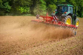 Retour de la houe au 22 mai, soit une semaine après la date initialement prévue. Les conditions n’étant pas bonnes les jours précédents, les véroniques ne seront pas impactées par cette intervention.