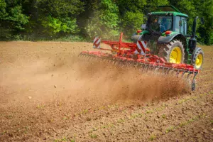 Retour de la houe au 22 mai, soit une semaine après la date initialement prévue. Les conditions n’étant pas bonnes les jours précédents, les véroniques ne seront pas impactées par cette intervention.