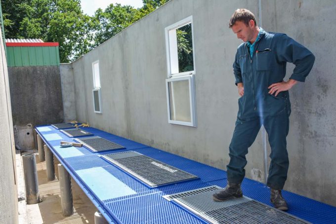 Benjamin Corre dans la nouvelle salle tampon de 5 cases maternité en construction (cages ascenseurs).