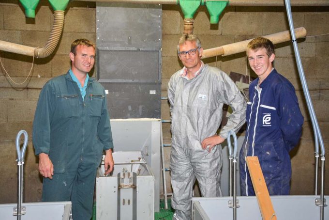 De gauche à droite : Benjamin Corre, Pierre Gouez, technicien Cooperl et Antoine Breton, stagiaire, dans une salle de PS en rénovation.