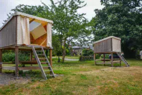 Les « campétoiles » disposent d’un espace de couchage surélevé et, dessous, d’une table pour les repas.