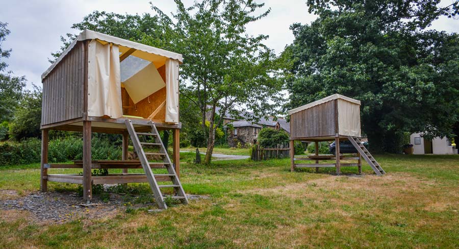 Les « campétoiles » disposent d’un espace de couchage surélevé et, dessous, d’une table pour les repas. - Illustration Auberge et camping à la ferme depuis 30 ans