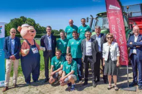 Les Jeunes Agriculteurs (en vert) : Cédrick Le Badezet, Clément Le Turnier, Thomas Guégan, Gurvan Le Guehennec, Frédéric Stephan, Nicolas Chevalier, avec des élus locaux.