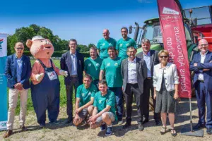 Les Jeunes Agriculteurs (en vert) : Cédrick Le Badezet, Clément Le Turnier, Thomas Guégan, Gurvan Le Guehennec, Frédéric Stephan, Nicolas Chevalier, avec des élus locaux.