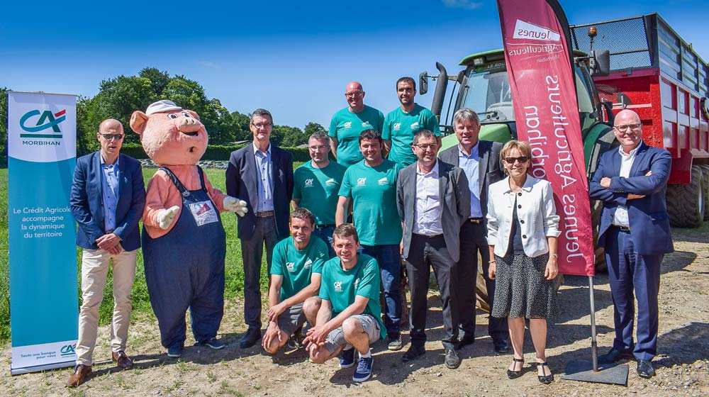 Les Jeunes Agriculteurs (en vert) : Cédrick Le Badezet, Clément Le Turnier, Thomas Guégan, Gurvan Le Guehennec, Frédéric Stephan, Nicolas Chevalier, avec des élus locaux. - Illustration Fête de l’agriculture : pour le Morbihan, RDV à Neulliac