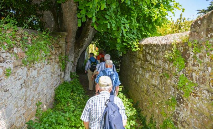 Le guide ne manque pas d’anecdotes puisées au gré de ses échanges avec les Bréhatins pure souche.